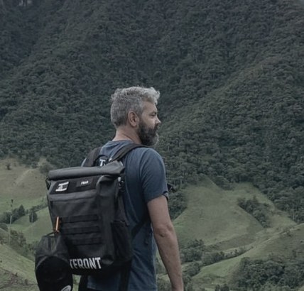 Fran Moreira, fundador de OUTFRONT, con el prototipo de la mochila Field Pack en las montañas de Colombia